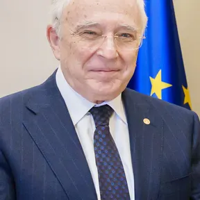 Mugur Isărescu