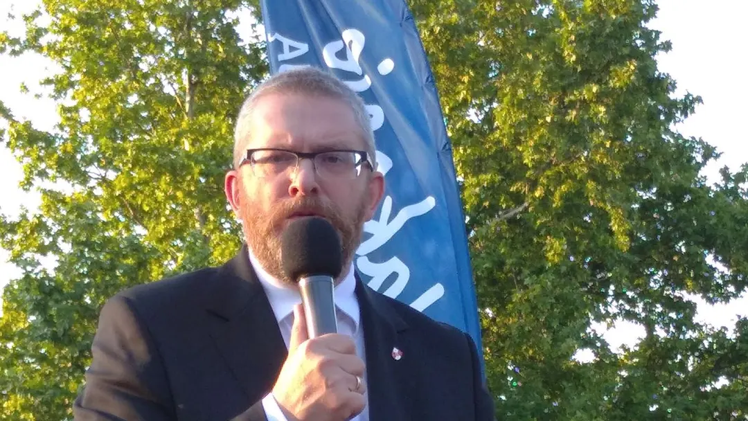 Rząd: Grzegorz Braun to poważne zagrożenie, a nie polityk. Spór o ambasadorów trwa