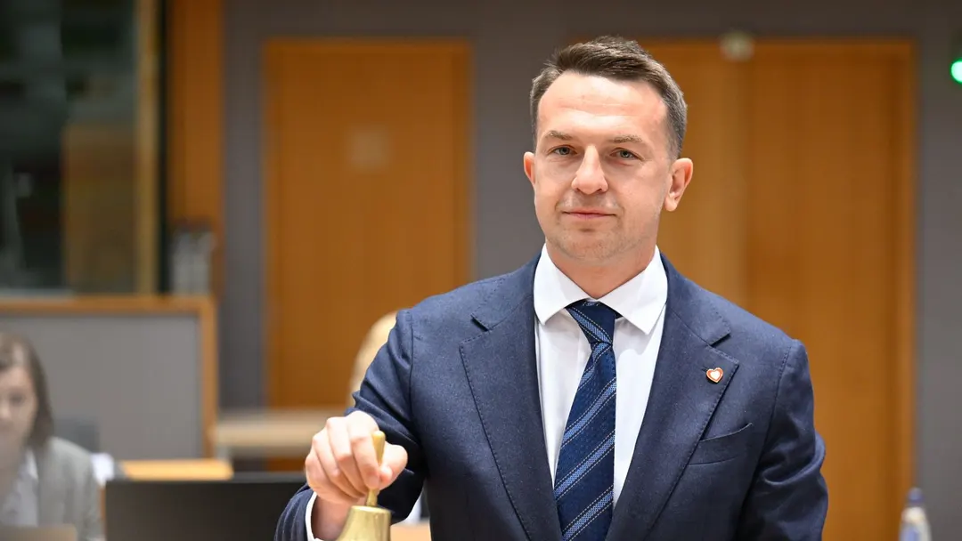 Rzecznik rządu Adam Szłapka kończy briefing po starciu z reporterem TV Republika