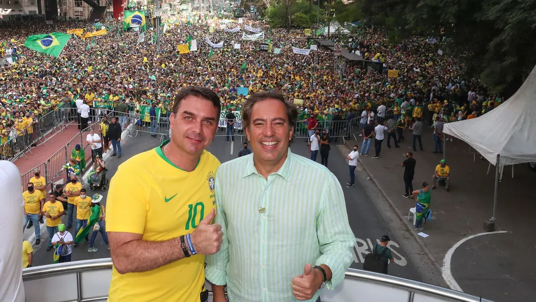 Lula and Flávio Bolsonaro clash over 'nine fingers' insult in final debate