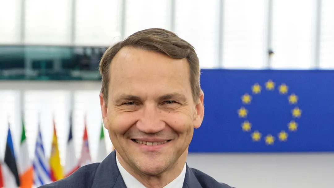 Le ministre polonais des Affaires étrangères Sikorski se rend à Kiev pendant les frappes russes et prépare une aide de 50 millions d'euros